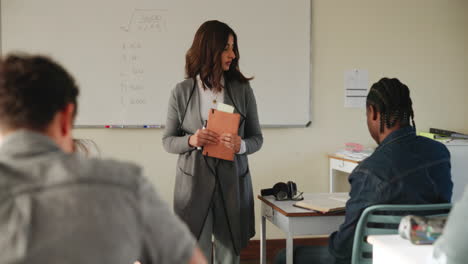 maestro en un aula con estudiantes