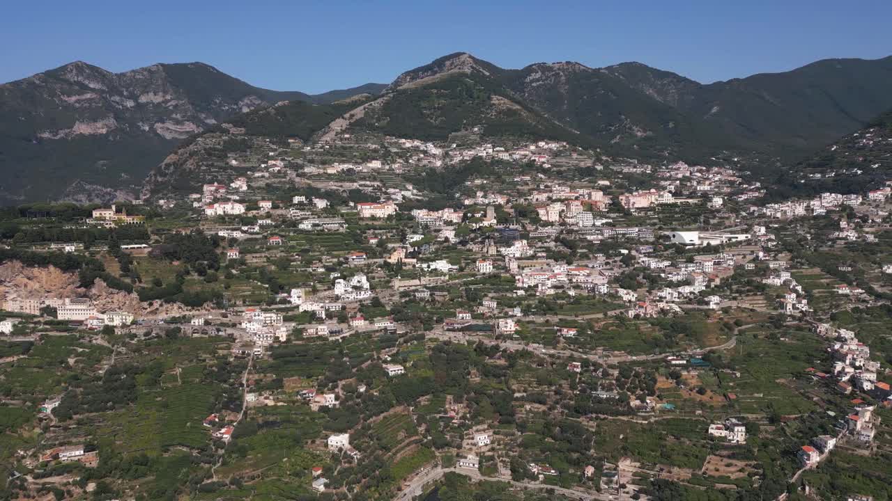 ciudad de ravello, italia en la costa de amalfi desde imágenes aéreas de drones durante un día soleado