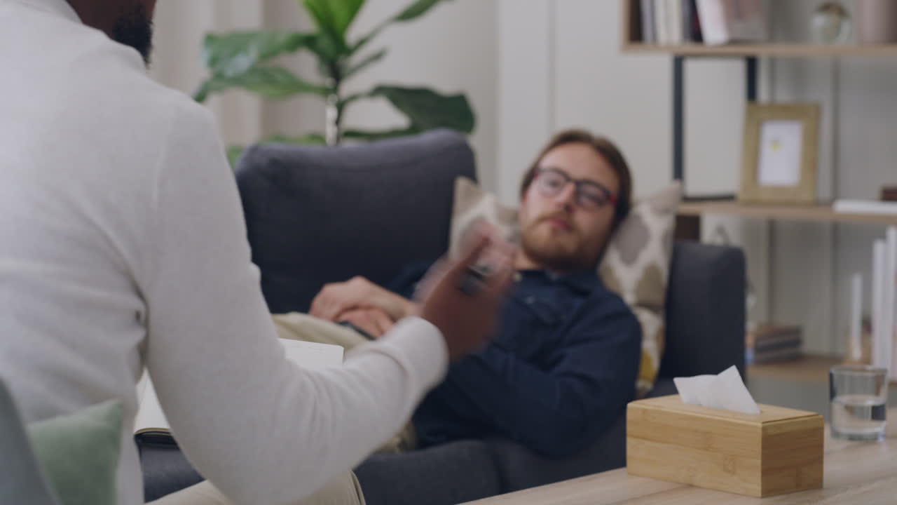 el terapeuta gesticula con las manos mientras habla con