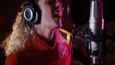 Cantante-Femenina-Cantando-En-Un-Estudio-De-Música.