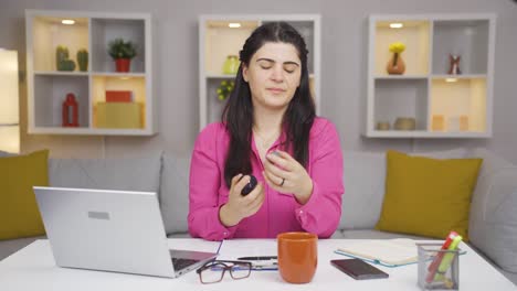 Home-Office-Mitarbeiter-Besprüht-Frau-Mit-Parfüm.