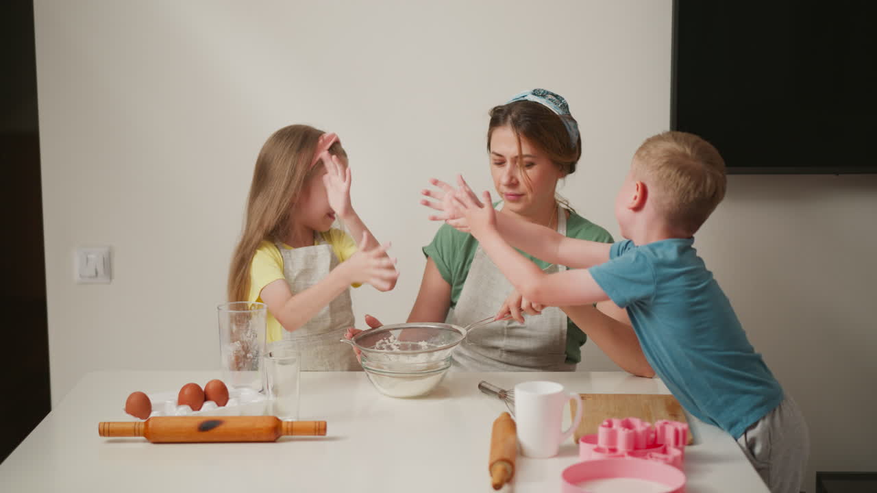 familia feliz horneando juntos