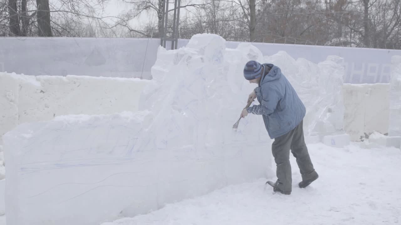 artista tallador de hielo en el trabajo