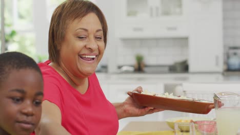 Animación-De-Una-Feliz-Abuela-Y-Nieto-Afroamericanos-Almorzando-En-Casa