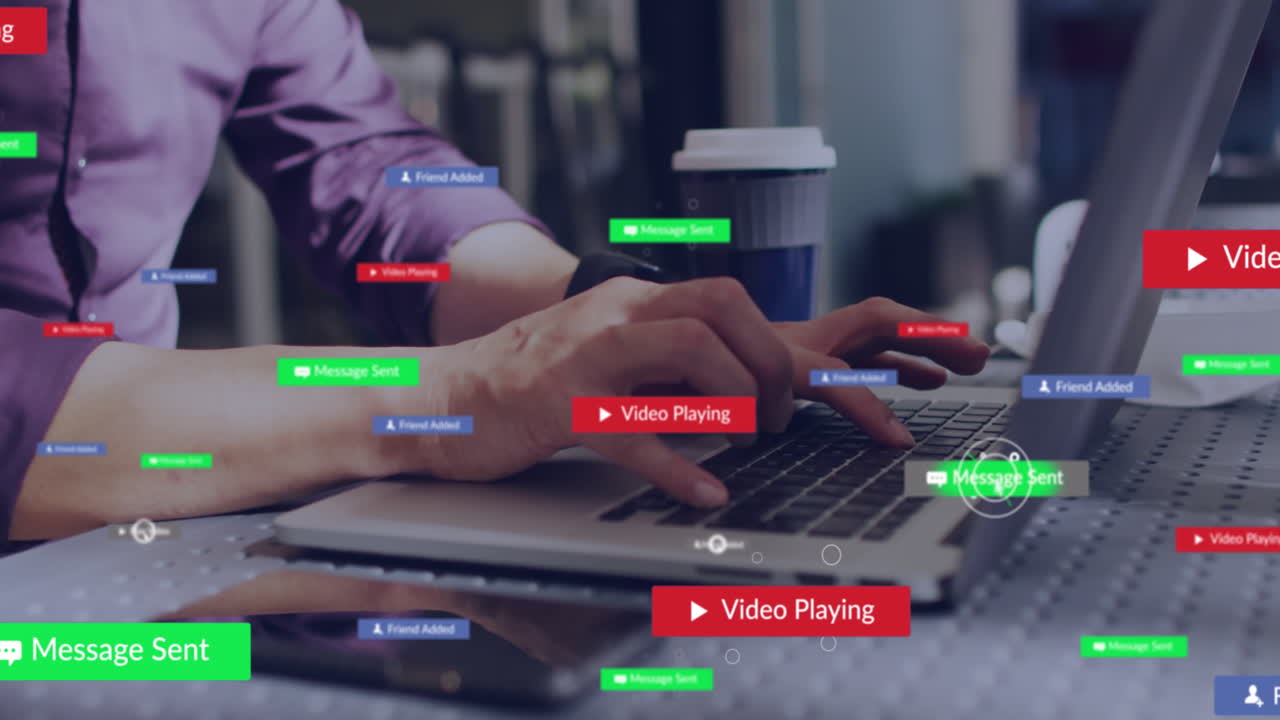 animación de iconos de redes sociales con textos sobre hombre caucásico usando una computadora portátil.
