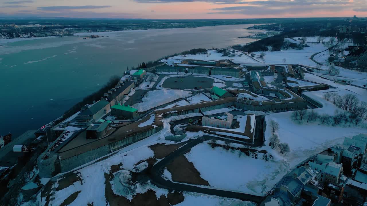 시티 (quebec city) 의 요새와 요새인 던링 (dunring) 에 대한 공중 촬영: 해가 지는 시기에 세인트 로렌스 강 (saint-laurent river) 과 아브라함 평야 (abraham plains) 를 배경으로 한 겨울 시즌,  주 (quebec province), 캐나다