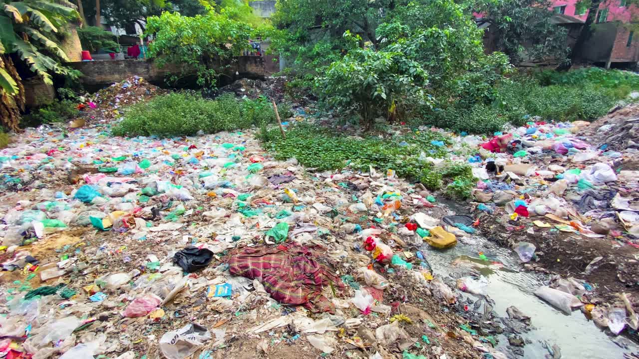 contaminación del agua con basura en la india