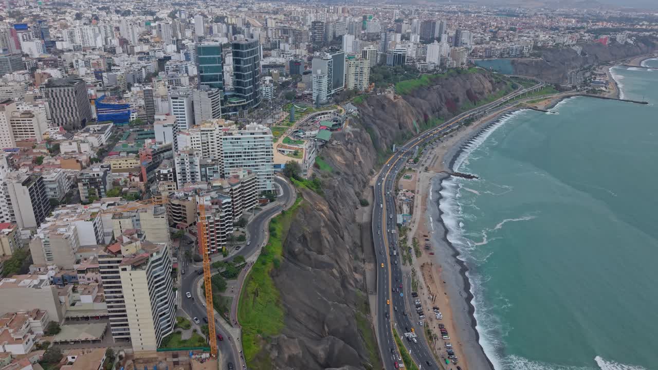 Pemandangan Udara Garis Pantai Kota Lima dengan Jalan Raya dan Gedung-gedung.