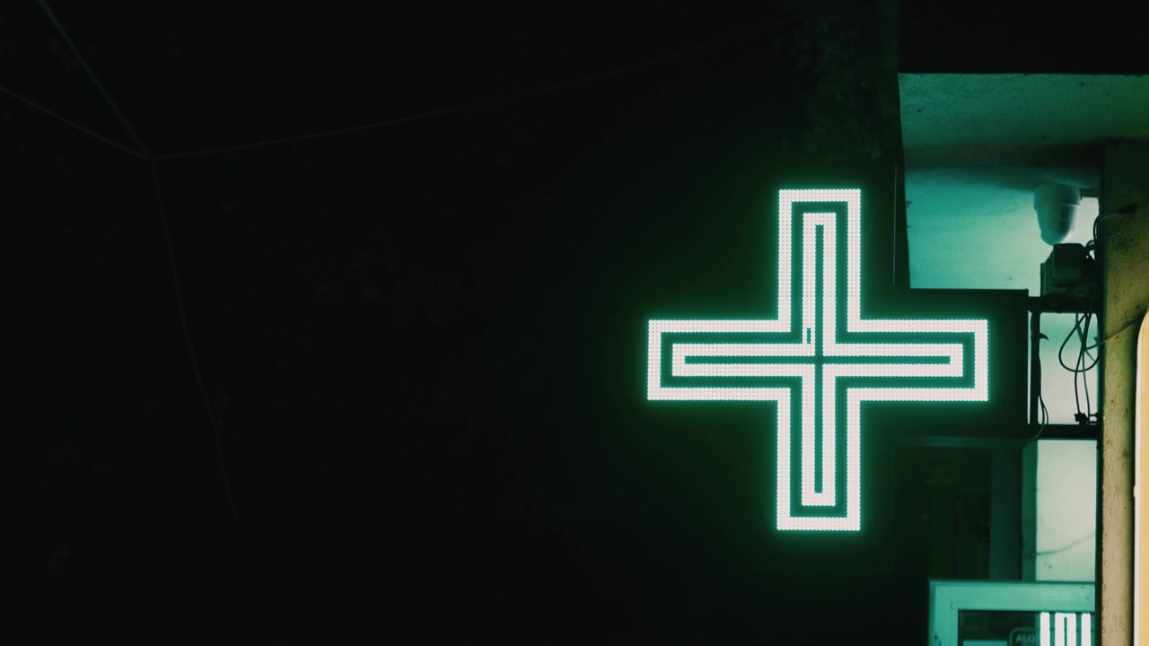Insegna di farmacia. Negozio farmaceutico illuminato