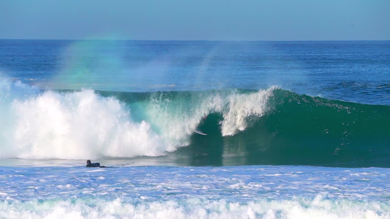 cinematográfico seguir pan temprano en la mañana surfistas yendo a la izquierda barril olas enormes oleaje vidrioso surf hossegor seignosse francia amarillo amanecer y atardecer en la playa montaña de hierba playa de arena costa biarritz país vasco