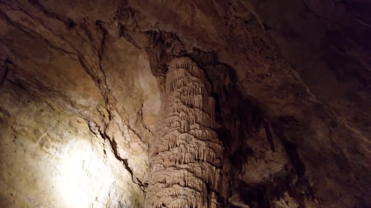 visita guiada a través de cavernas de puentes naturales en texas