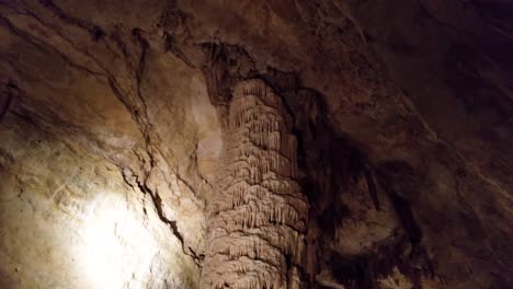 Visita-Guiada-A-Través-De-Cavernas-De-Puentes-Naturales-En-Texas