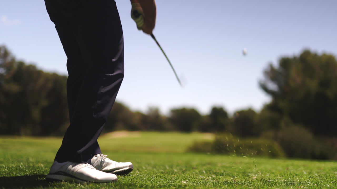 스페인 마요르카에서 컵 골까지 프로 골프 스윙 드릴