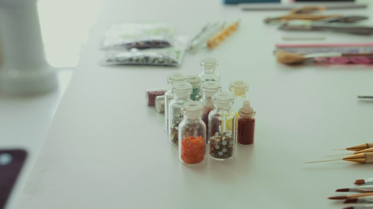 Neglekunst-artikler på hvidt bord i salon