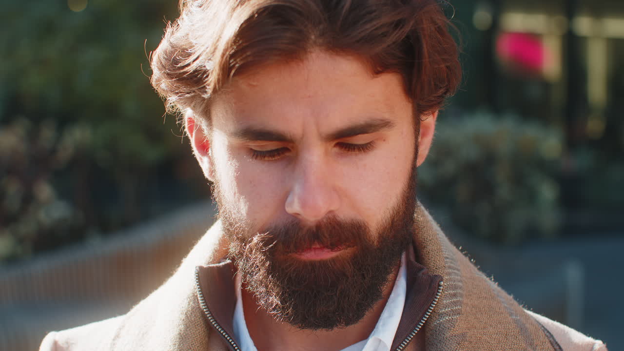 행복하고 미소 짓는 인도인 남자의 초상화 카메라를 보고 휴식을 취하고 다운타운 거리에서 만족감을 느다