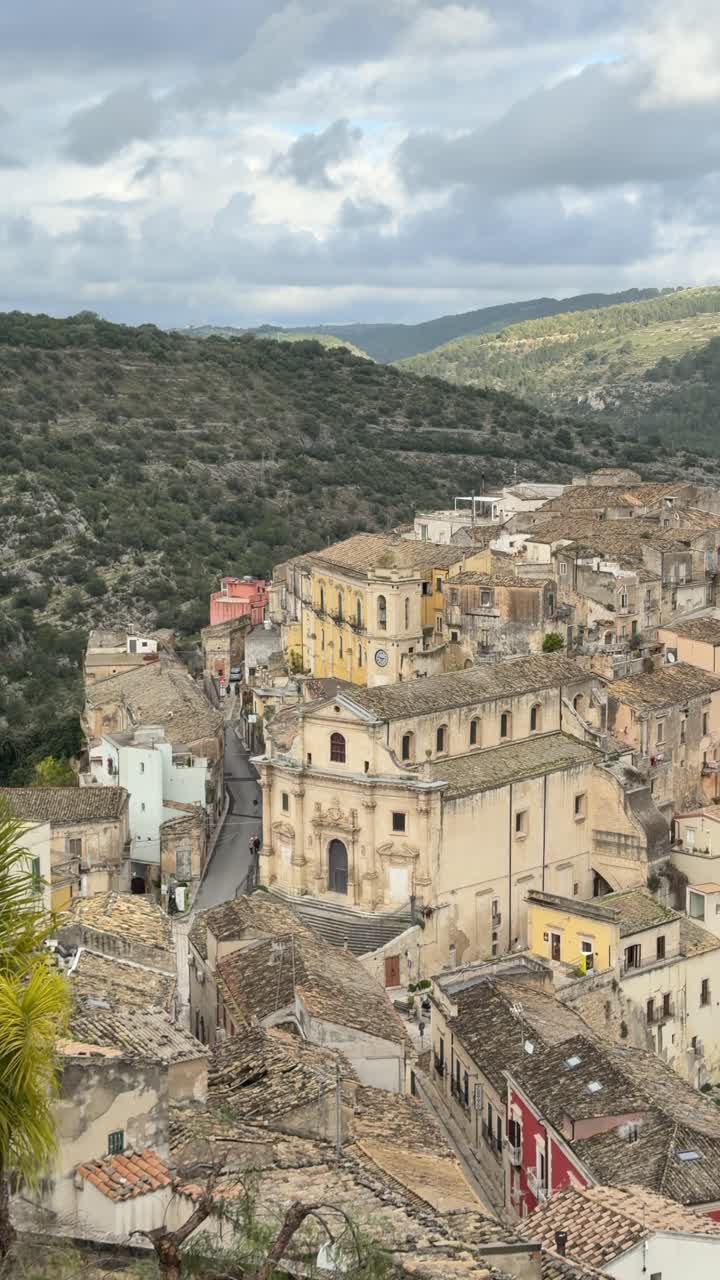 Vista encantadora de un pueblo antiguo con tejados rústicos bajo un cielo nublado