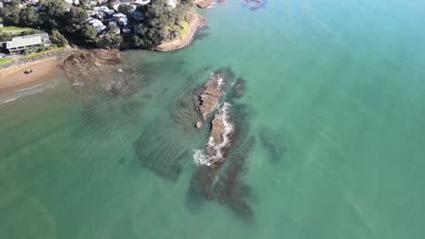 Rocky-shorelines-of-Red-Beach,-New-Zealand