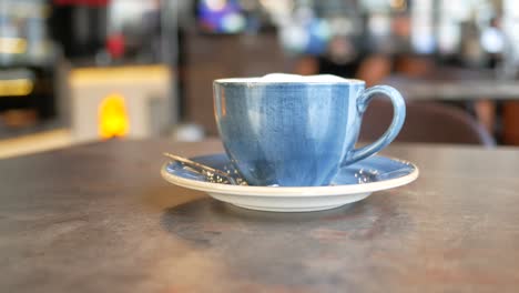una taza de café en la cafetería