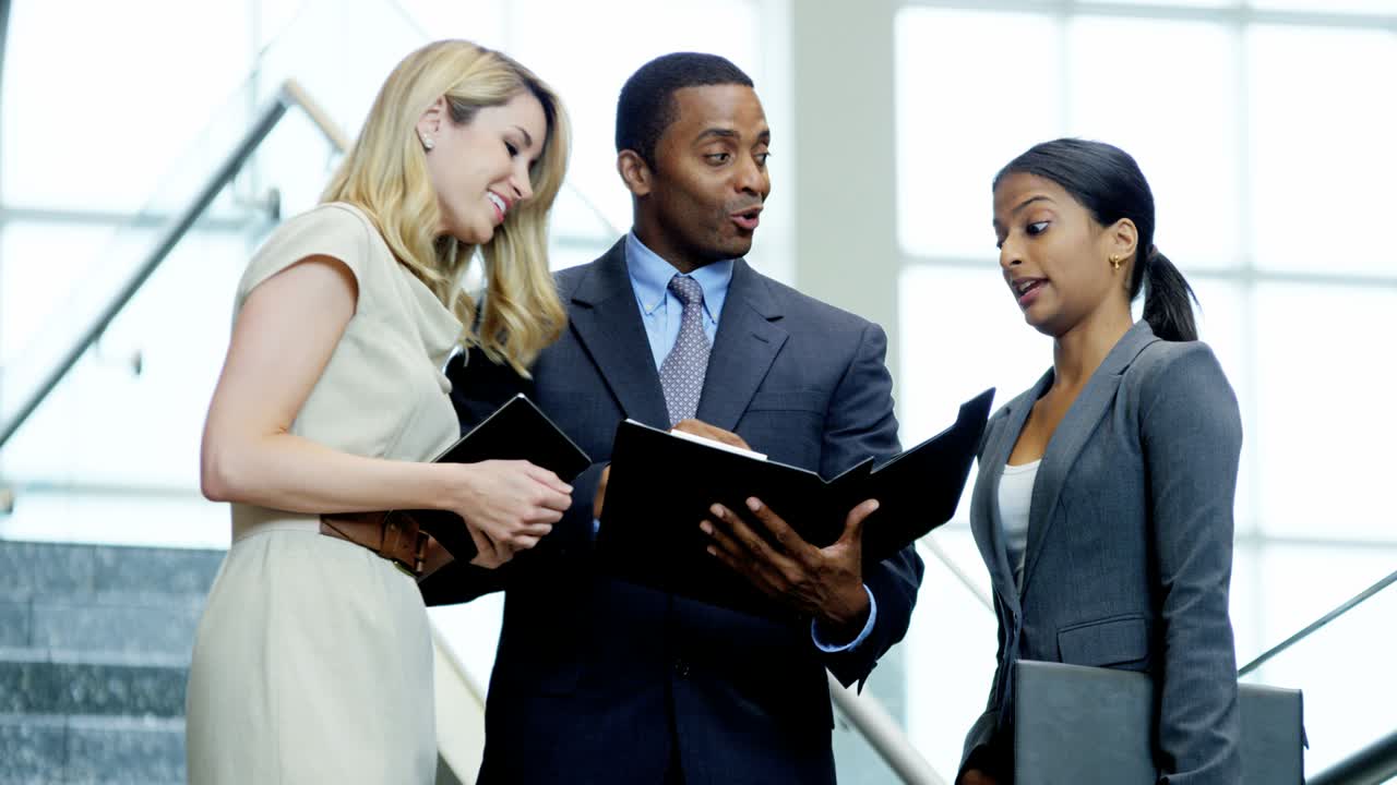 jóvenes empresarios multiétnicos que utilizan tecnología inalámbrica