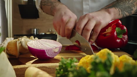 preparando verduras para una comida