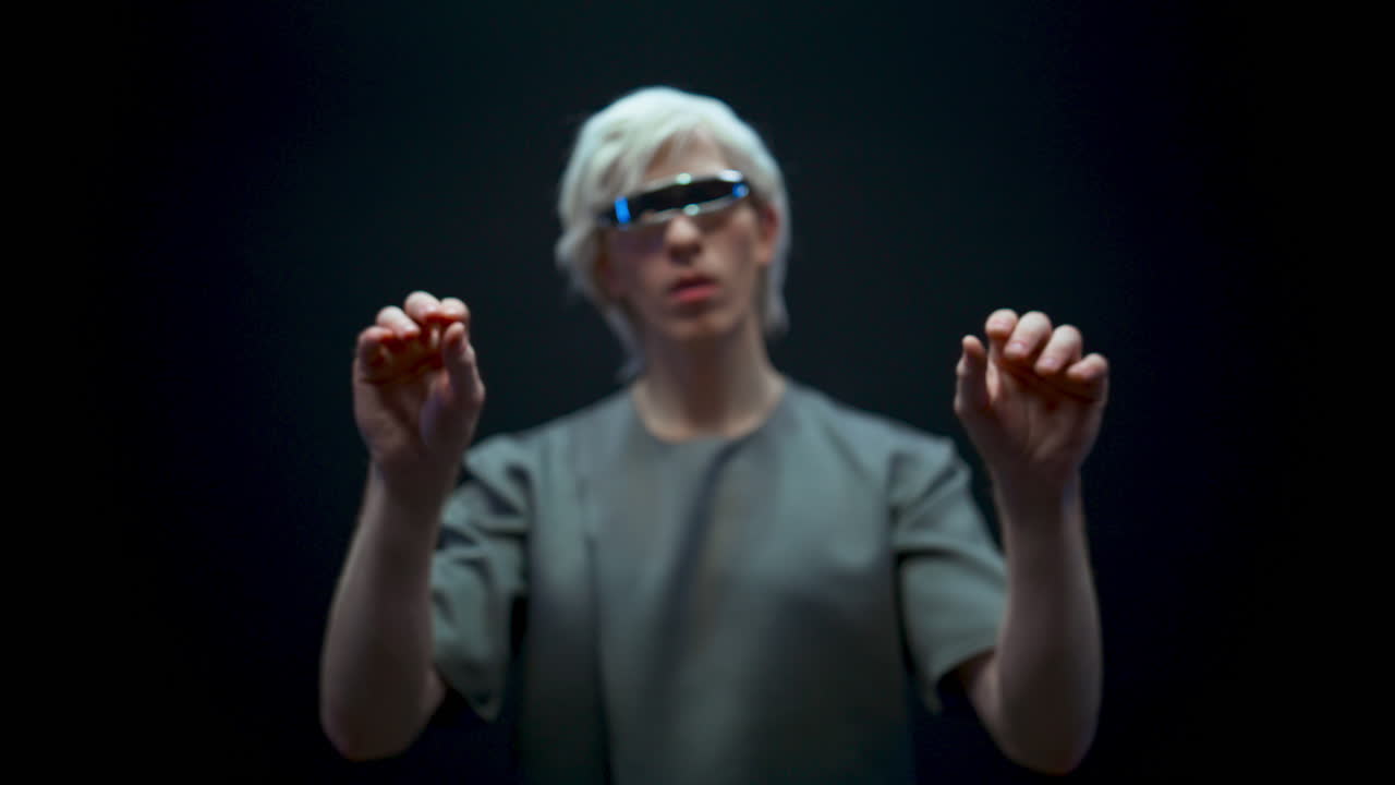 hombre enfocado moviendo objetos virtuales giratorios. gafas vr piezas de zoom estudiantil