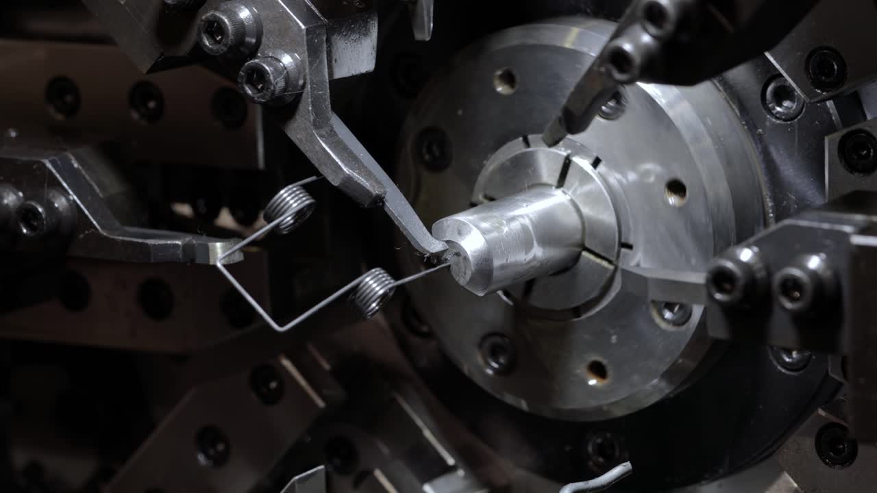 macchina per la formazione del filo cnc, moderne macchine a molla cnc per la produzione di diversi tipi di pieghe di filo.