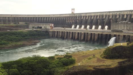 Cámara-Lenta-De-Agua-Que-Estalla-A-Través-Del-Aliviadero-En