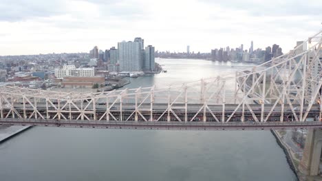 Filmische-4K-Luftumlaufbahn-Der-Queensboro-Bridge,-New-York,-East-River