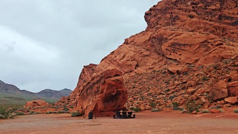 Einsamer-Felsen-Im-Valley-Of-Fire-In-Nevada,-Picknickplatz