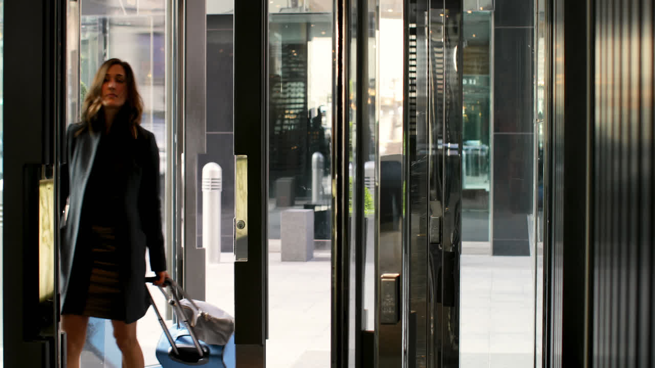 아름다운 백인 사업가 여성이 현대적인 호텔 4k에 들어갑니다.