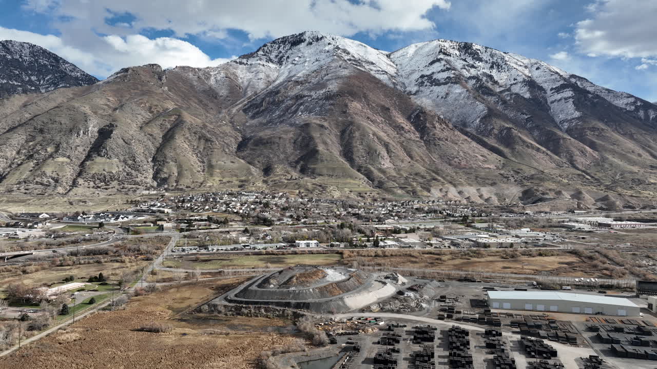aproximación aérea de provo utah y área industrial con montañas