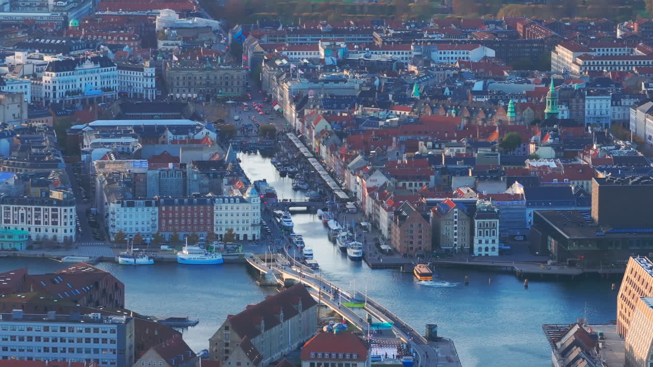 nyhavn과 inderhavnsbroen을 향한 긴밀한 공중 촬영