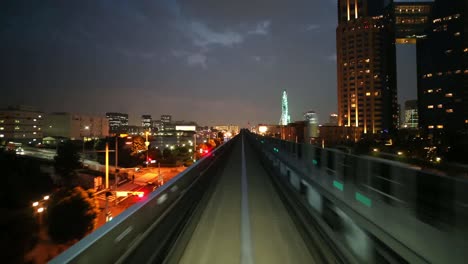 Tokio-Einschienenbahn-001