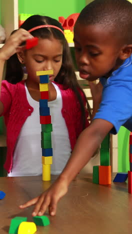 compañeros de clase bonitos jugando con bloques de construcción