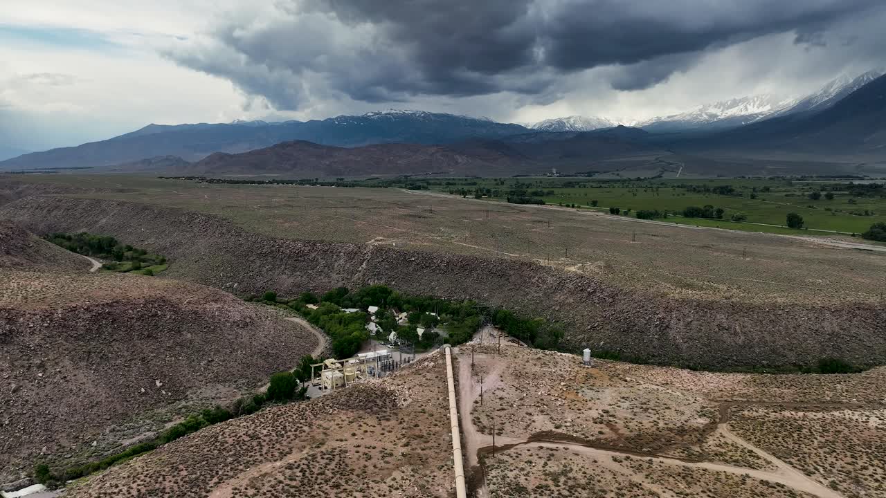 fotografía aérea del oleoducto ladwp y la central hidroeléctrica en bishop, california