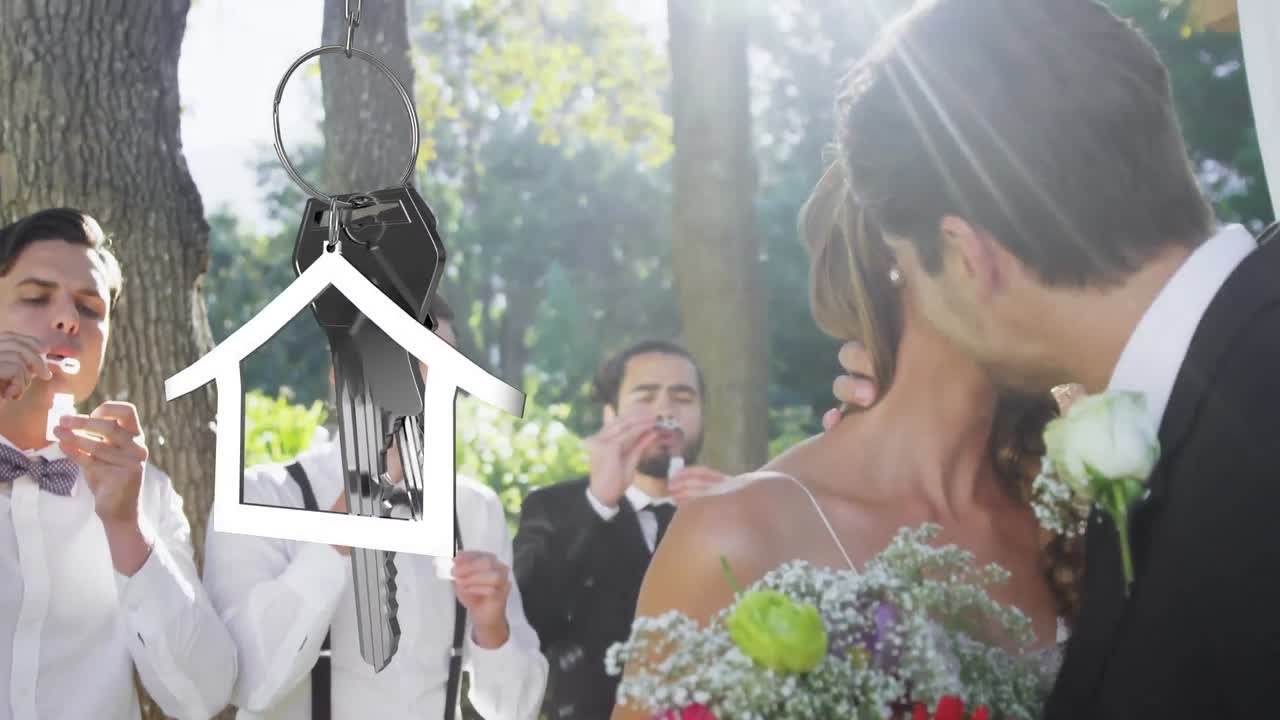 결혼한 백인 커플이 키스하는 집과 열 ⁇ 의 애니메이션