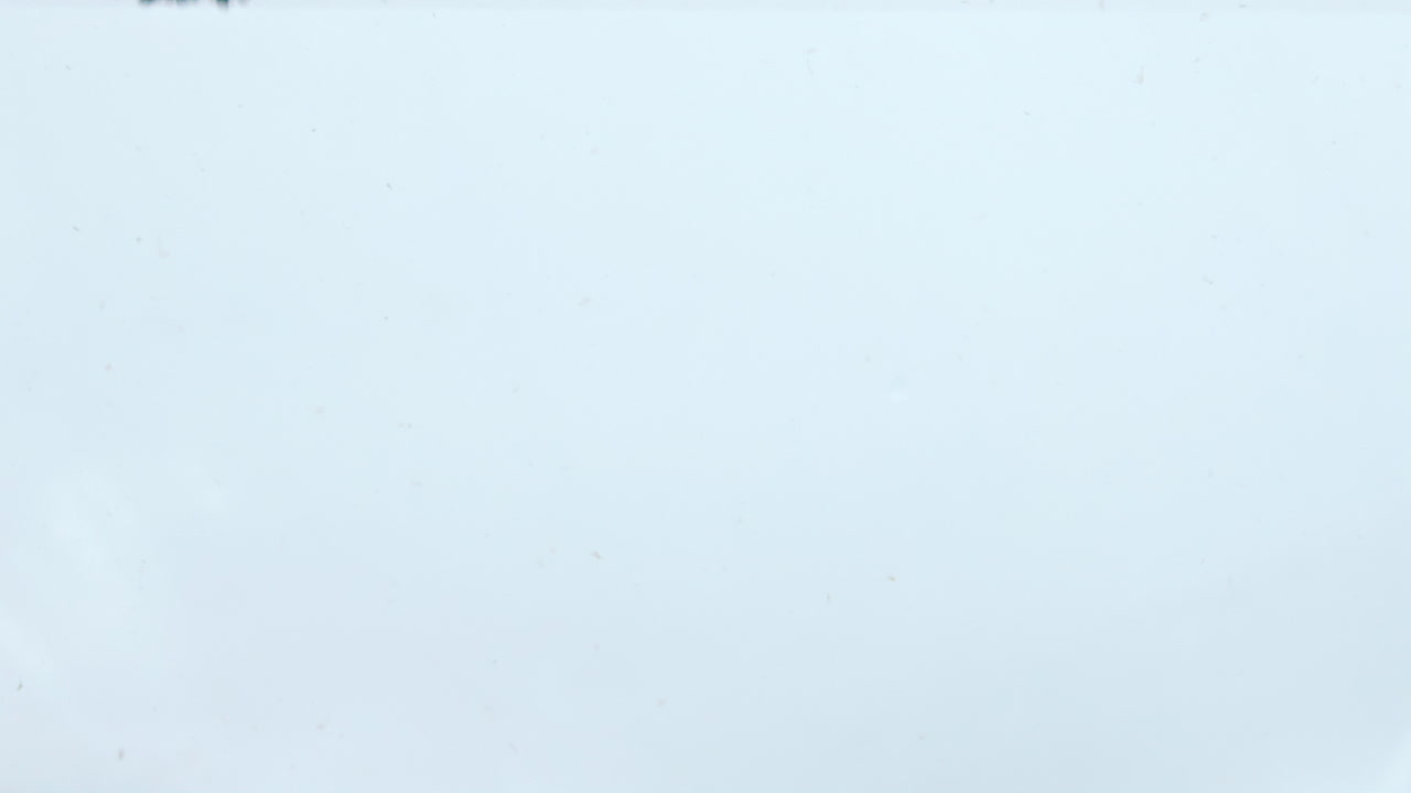 racimos de brócoli fresco agua flotante de primer plano. verdura madura cayendo en líquido