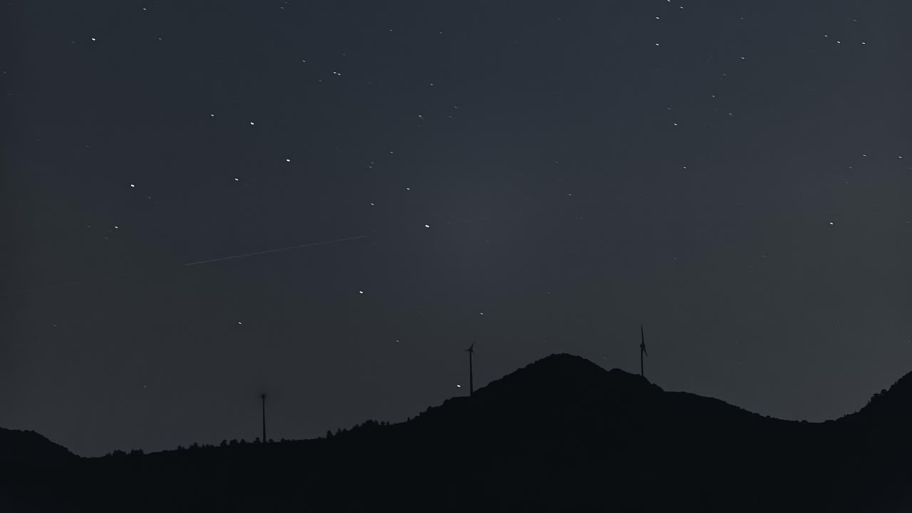 페르세우스 유성우 스카이라인의 풍력 터빈 위로