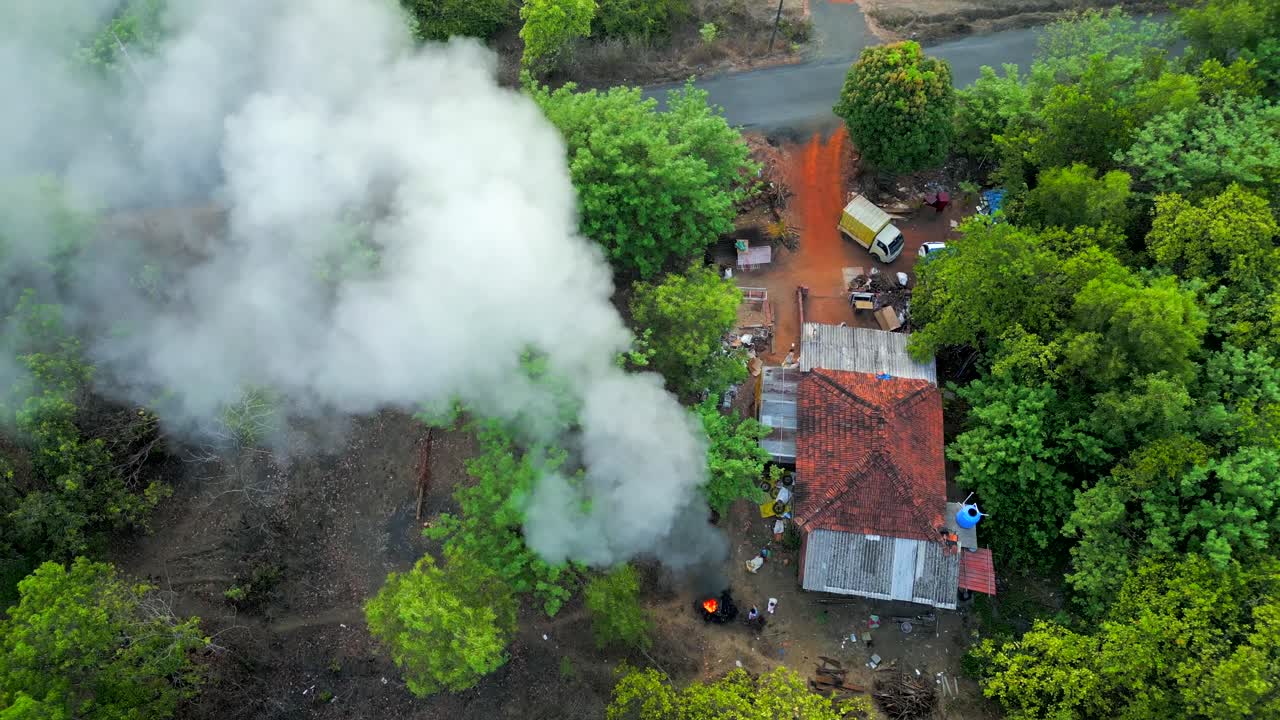 verde aldea humo ojo de pájaro primer plano a vista panorámica en malvan