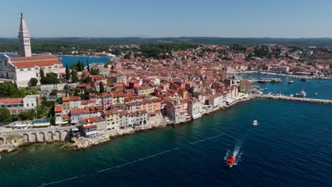 Vista-Aérea-Del-Casco-Antiguo-De-Rovinj,-Istria,-Croacia.