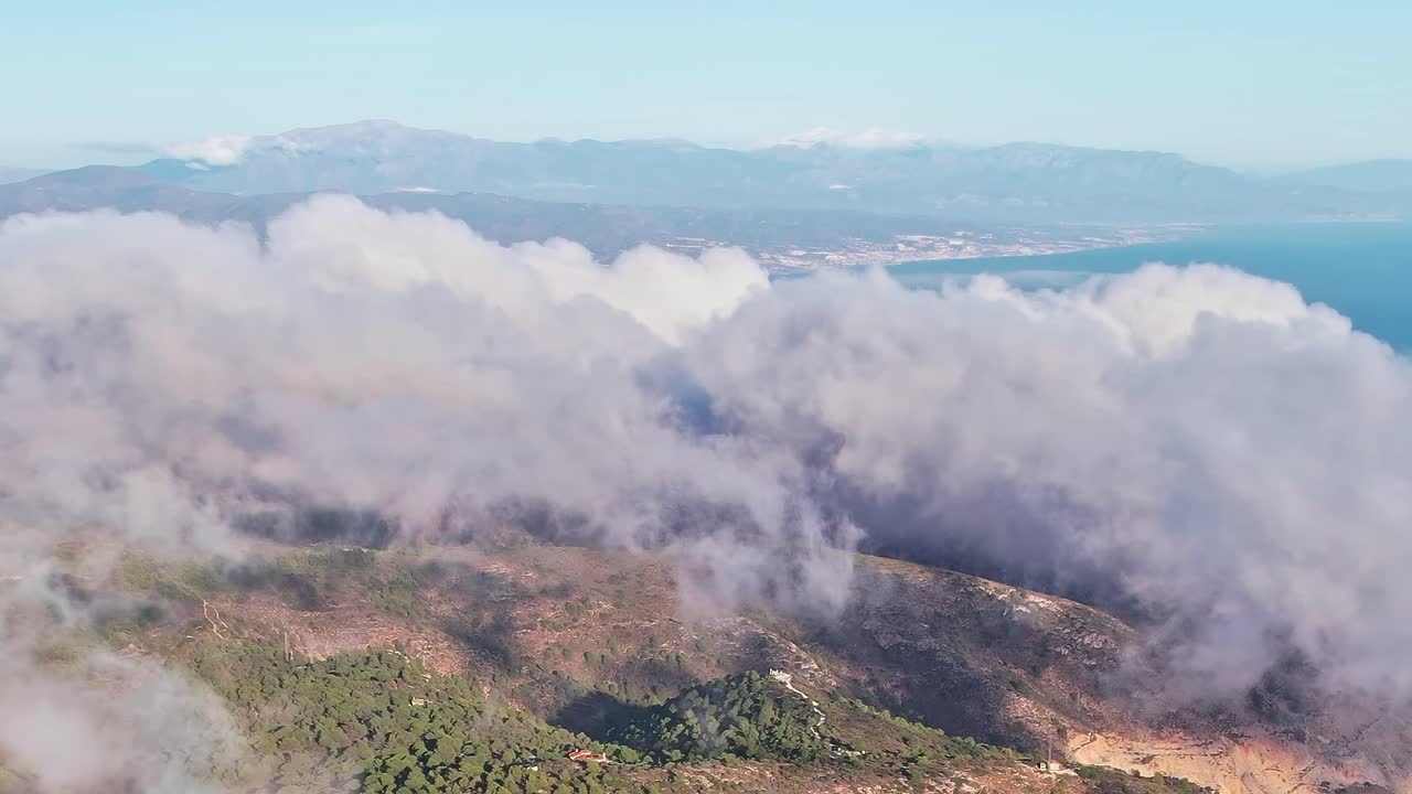 Le nuvole coprono le montagne vicino a Malaga, in Spagna, durante il giorno