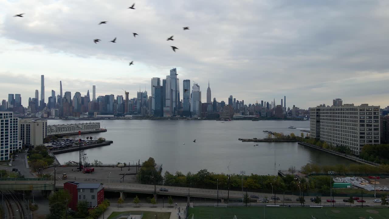 vista aérea de drones acercándose al distrito de hudson yards, desde la ciudad de jersey - pájaros en el marco