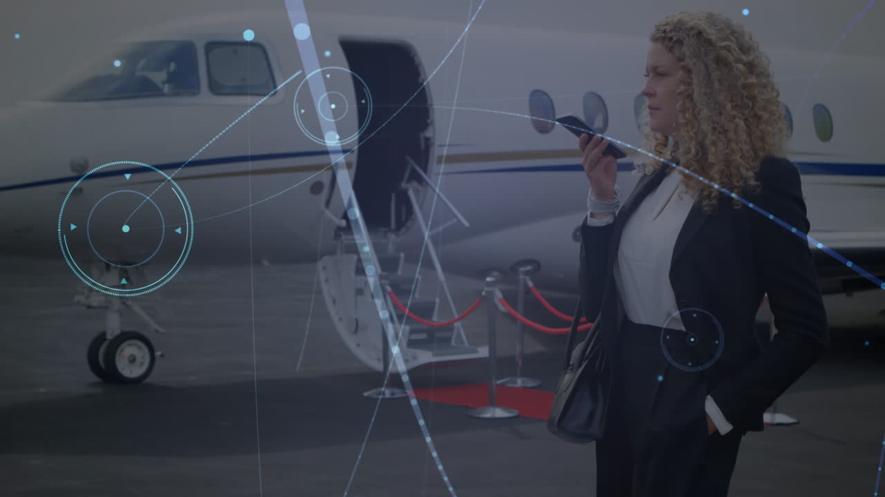 анимация обработки данных над кавказской деловой женщиной, использующей смартфон