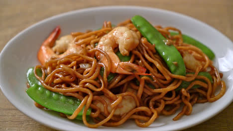 Fideos-Yakisoba-Salteados-Con-Guisantes-Verdes-Y-Gambas---Estilo-De-Comida-Asiática