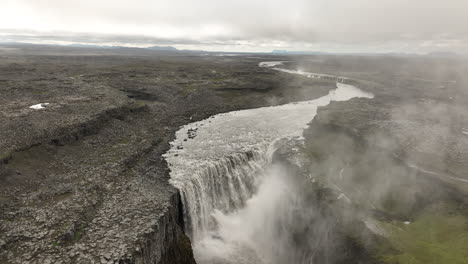 Rückflug-Aus-Der-Luft-über-Detifoss,-Island,-Bewölkter-Tag