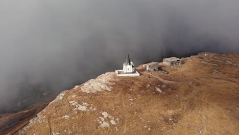 Orbit-Drohnenvideo,-Orthodoxe-Kapelle,-Kirche,-Gipfel-Des-Berges,-Kaimaktsalan,-Schwenk-Nach-Rechts