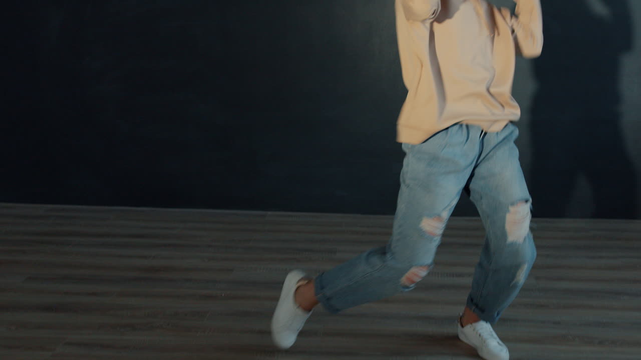 스튜디오에서 춤을 추는 여자