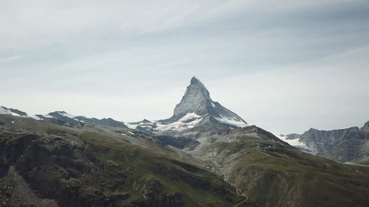 zermatt, pico de la montaña cervin, alpes suizos cumbre nevada y afilada de gran altitud, vista aérea de drones, paisaje natural