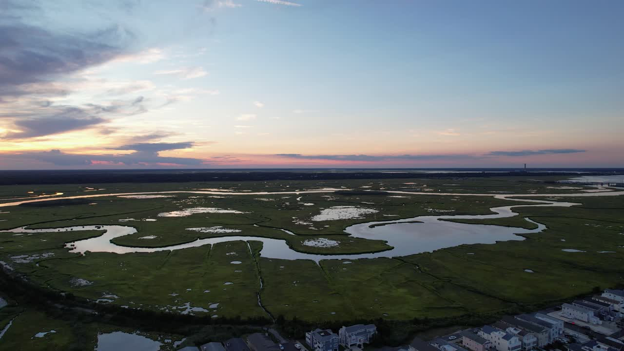Veduta aerea di un quartiere sulla baia alla Jersey Shore.