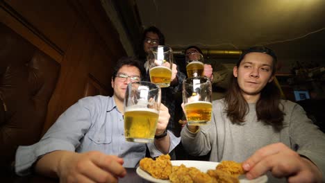 친구 들 이 맥주 와 김 을 마시며 축하 하고 있다